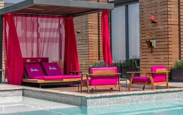 Мировая гостиничная сеть оформила свой отель под стиль Барби - Sputnik Азербайджан