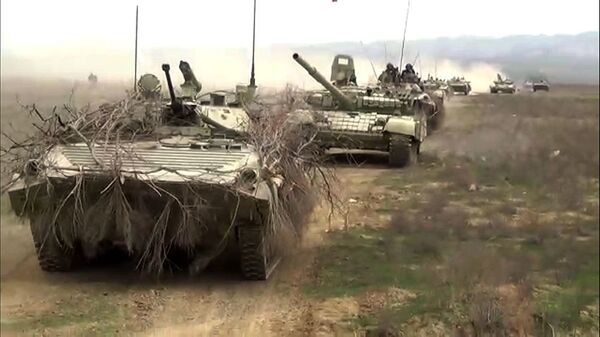 Азербайджанские военные открыли огонь по условному противнику - видео Азербайджанские военные открыли огонь по условному противнику - видео - Sputnik Азербайджан