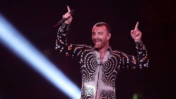 Сэм Смит выступает на Brit Awards на O2 Arena в Лондоне, Великобритания - Sputnik Азербайджан