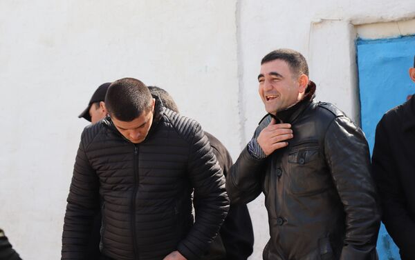 Заключенные выходят из пенитенциарного учреждения номер 13 - Sputnik Азербайджан