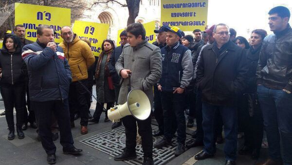 Акция протеста производителей газированных напитков перед Домом правительства (18 марта 2019). Еревaн - Sputnik Azərbaycan