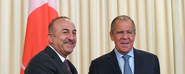 Министр иностранных дел РФ Сергей Лавров и министр иностранных дел Турции Мевлют Чавушоглу на пресс-конференции по итогам переговоров Министр иностранных дел РФ Сергей Лавров и министр иностранных дел Турции Мевлют Чавушоглу на пресс-конференции по итогам переговоров - Sputnik Азербайджан