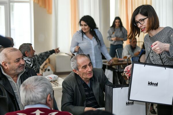 Благотворительная акция #ЩедрыйНовруз (#SəxavətliNovruz) для Дома престарелых - Sputnik Азербайджан