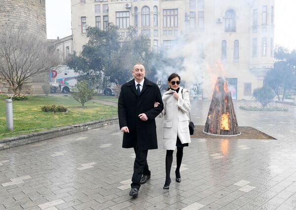 Президент Алиев с супругой приняли участие в праздновании Новруза Президент Алиев с супругой приняли участие в праздновании Новруза - Sputnik Азербайджан