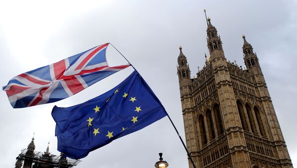Флаги развеваются возле здания парламента, в преддверии голосования Brexit, в Лондоне - Sputnik Азербайджан