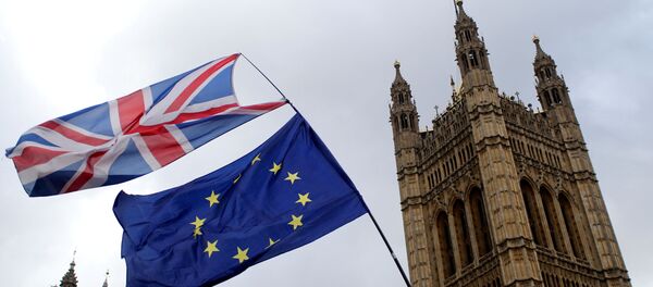 Флаги развеваются возле здания парламента, в преддверии голосования Brexit, в Лондоне Флаги развеваются возле здания парламента, в преддверии голосования Brexit, в Лондоне - Sputnik Азербайджан