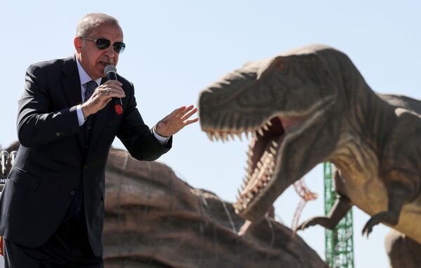 Президент Турции Реджеп Тайип Эрдоган рядом с моделью динозавра во время церемонии открытия тематического парка «Страна чудес Евразия» в Анкаре - Sputnik Азербайджан