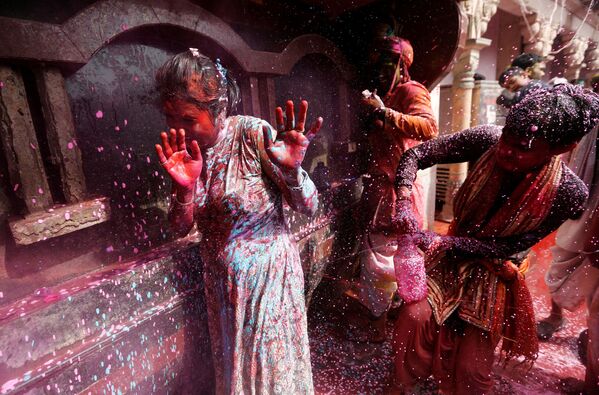 Участници фестиваля красок Холи в Нандгаоне, Индия - Sputnik Азербайджан