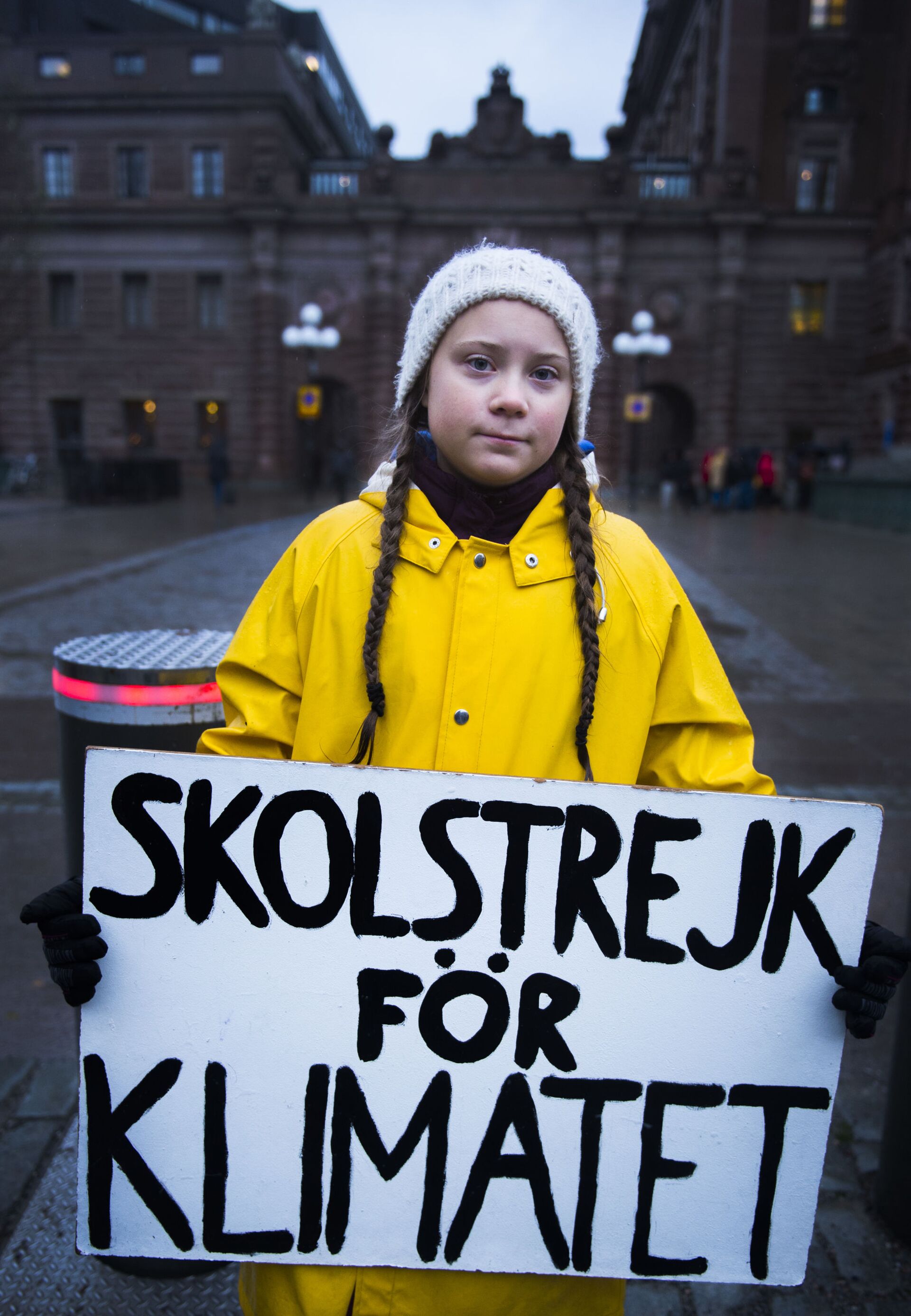 15-летняя шведская активистка Грета Тунберг во время акции протеста против изменения климата у здания парламента Швеции, ноябрь 2018 год - Sputnik Азербайджан, 1920, 22.11.2023