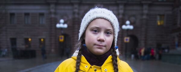 15-летняя шведская активистка Грета Тунберг во время акции протеста против изменения климата у здания парламента Швеции, ноябрь 2018 год - Sputnik Азербайджан