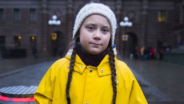 15-летняя шведская активистка Грета Тунберг во время акции протеста против изменения климата у здания парламента Швеции, ноябрь 2018 год - Sputnik Азербайджан