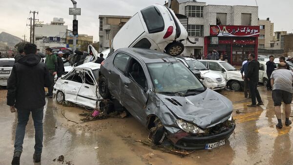 Автомобили накапливаются на улице после внезапного наводнения в южном городе Шираз, Иран - Sputnik Азербайджан