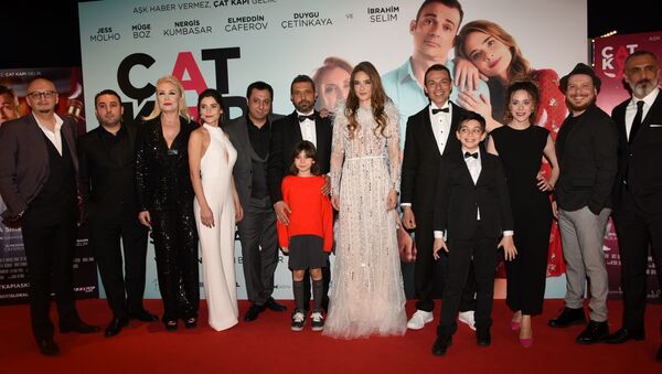 В Стамбуле прошел гала-вечер азербайджанского романтического фильма Çat Kapı Aşk - Sputnik Азербайджан
