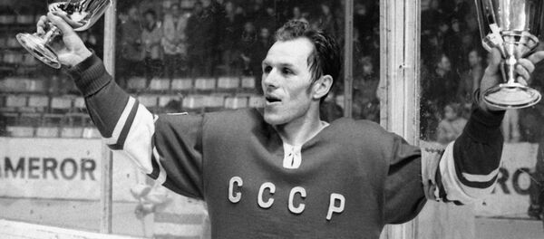 Капитан сборной СССР по хоккею Вячеслав Старшинов держит Кубки чемпионатов мира и Европы (1970) - Sputnik Азербайджан