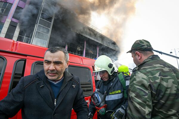 Пожар в торговом центре Диглас - Sputnik Азербайджан