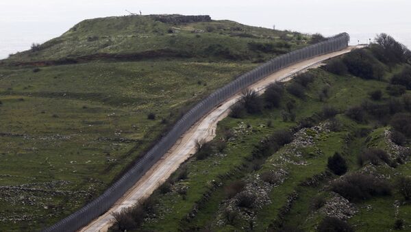С аннексированных Израилем Голанских высот, виден забор, отделяющий аннексированную территорию от Сирии - Sputnik Азербайджан