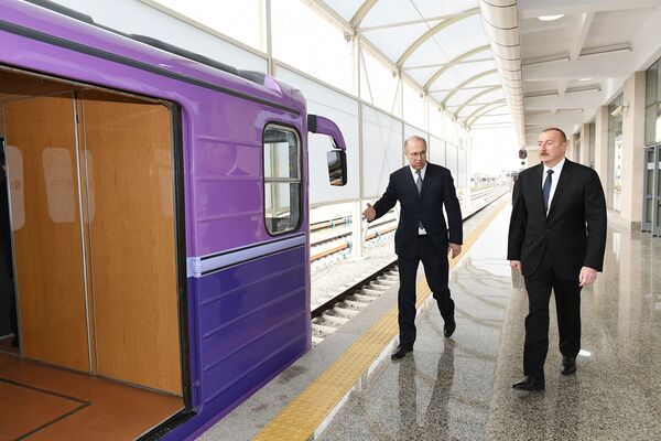 Президент Ильхам Алиев на перроне станции - Sputnik Азербайджан