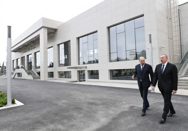 Президент Ильхам Алиев перед павильоном станции Бакмил - Sputnik Азербайджан