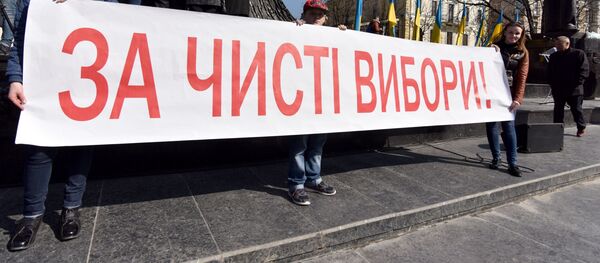 Участники народного вече за честные выборы у памятника Тарасу Шевченко во Львове Участники народного вече за честные выборы у памятника Тарасу Шевченко во Львове - Sputnik Азербайджан