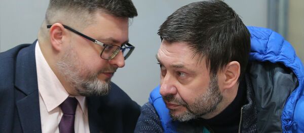 Руководитель портала РИА Новости Украина Кирилл Вышинский (справа) и адвокат Андрей Доманский в Подольском районном суде Киева Руководитель портала РИА Новости Украина Кирилл Вышинский (справа) и адвокат Андрей Доманский в Подольском районном суде Киева - Sputnik Азербайджан