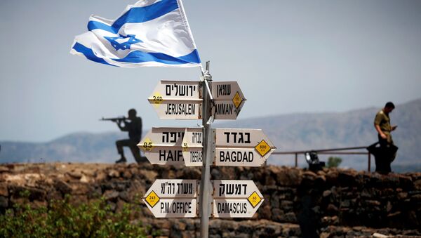 Израильский солдат стоит рядом со знаками, указывающими расстояния до разных городов, на горе Бентал, наблюдательном пункте на оккупированных Израилем Голанских высотах, который выходит на сирийскую сторону перехода Кунейтра, Израиль - Sputnik Азербайджан