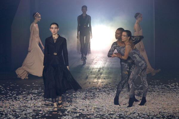 Дом Dior занялся разработкой костюмов для балета Дом Dior занялся разработкой костюмов для балета - Sputnik Азербайджан