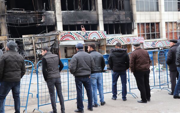 Sahibkarlar yanan ticarət mərkəzi Diqlas-ın qarşısına - Sputnik Azərbaycan