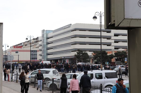Yanmış ticarət mərkəzinin qarşısında izdiham: Kimsə çıxıb bizə dəymiş zərəri ödəməlidir Yanmış ticarət mərkəzinin qarşısında izdiham: Kimsə çıxıb bizə dəymiş zərəri ödəməlidir - Sputnik Azərbaycan