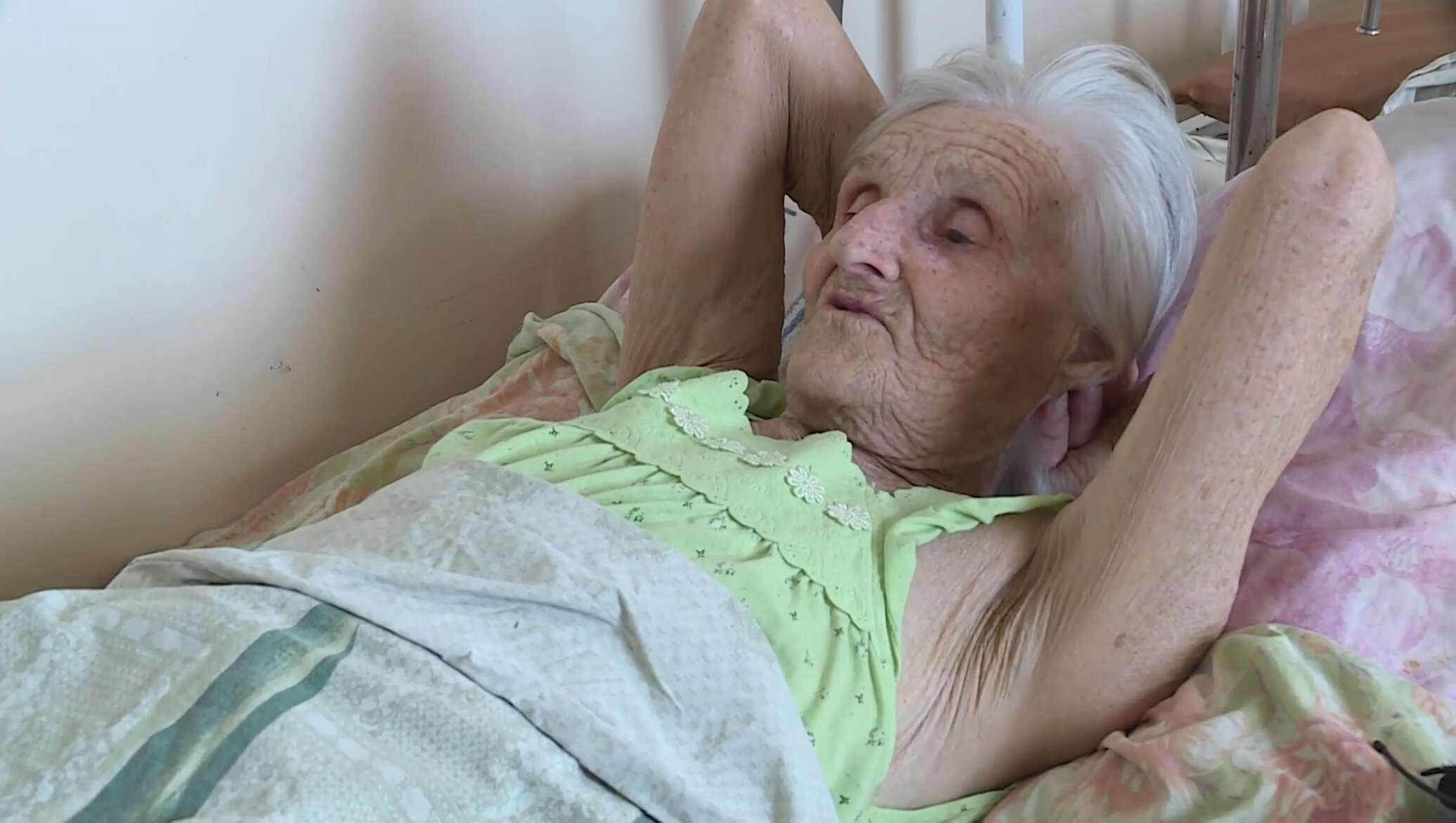 Video Granny Bet alte Oma wird am Straßenrand geschraubt