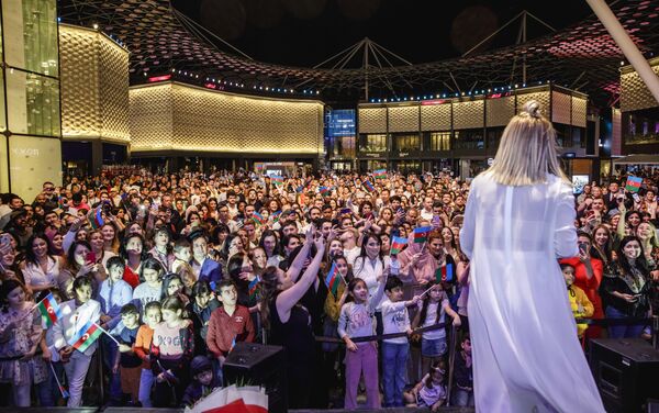 Заслуженная артистка Азербайджана Ройа Айхан выступила с сольным концертом на знаменитой площади Дубая City Walk - Sputnik Азербайджан