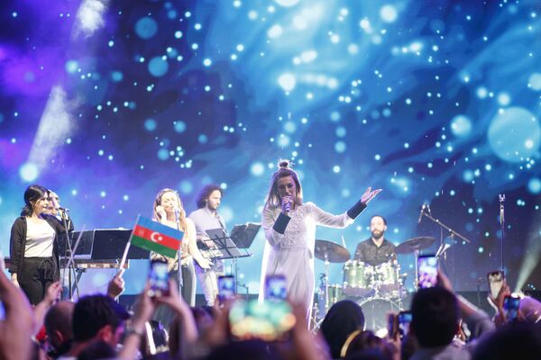 Заслуженная артистка Азербайджана Ройа Айхан выступила с сольным концертом на знаменитой площади Дубая City Walk - Sputnik Азербайджан