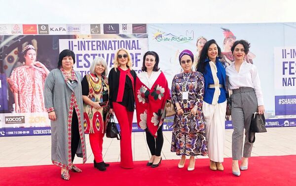 Гюльнара Халилова представила свою коллекцию Новруз на II Международном фестивале национальной одежды в Шахрисабзе (Узбекистан) - Sputnik Азербайджан
