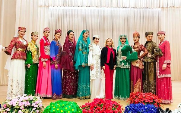 Гюльнара Халилова представила свою коллекцию Новруз на II Международном фестивале национальной одежды в Шахрисабзе (Узбекистан) - Sputnik Азербайджан