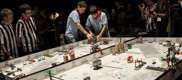 Ребята соревнуются со своим роботом Lego в первом Открытом чемпионате Европы Lego League Open European Championship - Sputnik Азербайджан