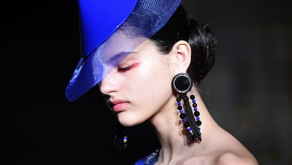 Модель на показе коллекции Giorgio Armani Haute Couture весна-лето 2019 в Париже - Sputnik Азербайджан
