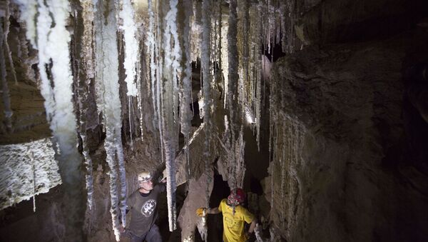 Araşdırmaçılar ən uzun duz mağarasını tədqiq edirlər - Sputnik Azərbaycan