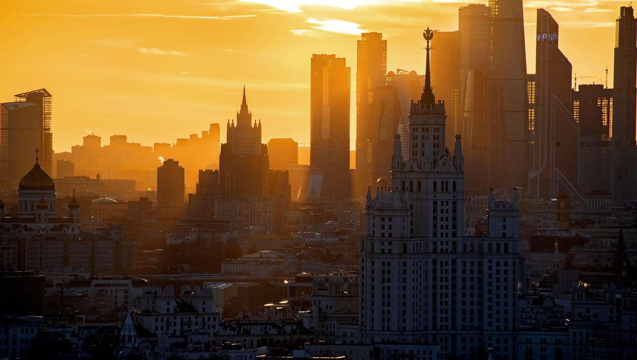 Будет ли закрыт город. Сталинские высотки в Москве. Москва Сити. Здание МИД В Москве. Москва Сити 2022.