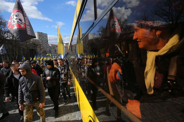 Шествие участников акции протеста против коррупции в Киеве - Sputnik Азербайджан