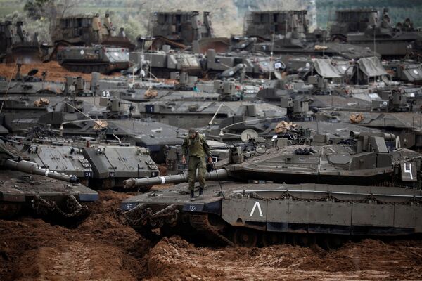 Израильский солдат стоит на танке рядом с границей с сектором Газа - Sputnik Азербайджан
