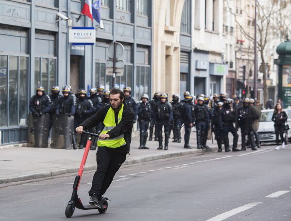 Участник акции протеста желтых жилетов в Париже - Sputnik Азербайджан