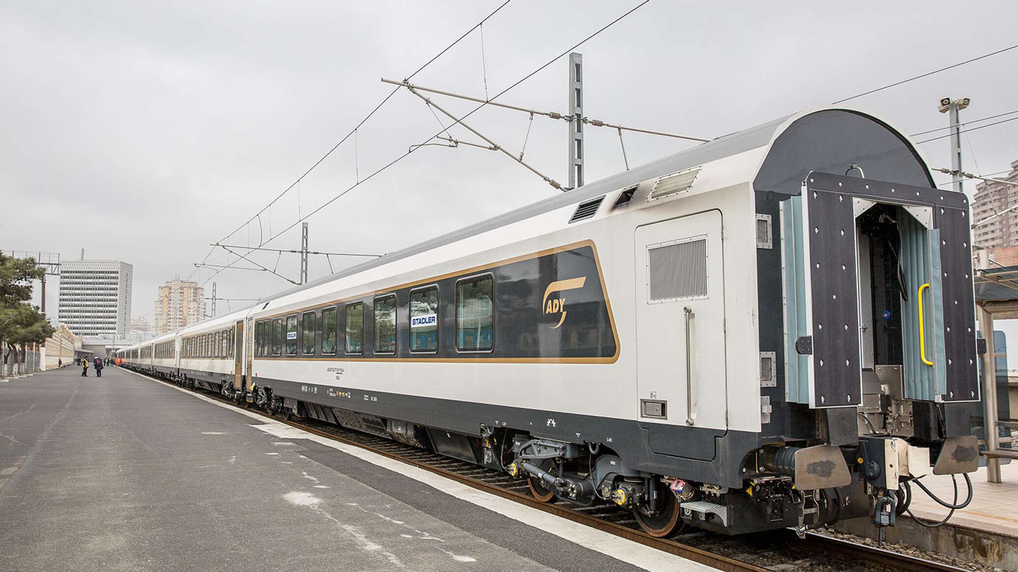 Поезда азербайджана. Пассажирские вагоны Штадлер. Stadler поезд Тбилиси вагон. Поезда Штадлер Азербайджана. Пассажирские вагоны Stadler в Азербайджане.