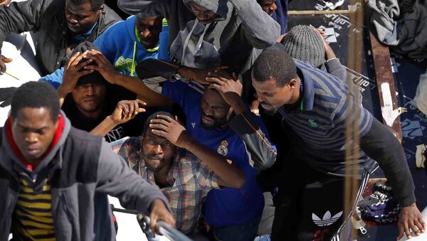 Мигранты ждут, чтобы сесть на боевой корабль во время операции «София», в Средиземном море у побережья Ливии - Sputnik Азербайджан