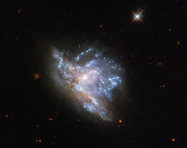 Сталкивающиеся галактики PGC 57039 и PGC 200329  в созвездии Геркулеса - Sputnik Азербайджан