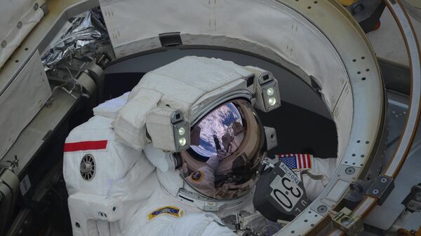 Выход в открытый космос космонавтов Энн Макклейн и Ник Хейг - Sputnik Azərbaycan