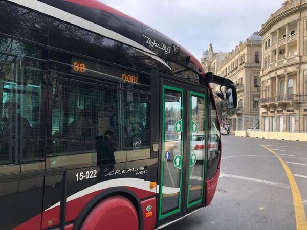 На популярном маршруте в Баку заработали новые автобусы На популярном маршруте в Баку заработали новые автобусы - Sputnik Азербайджан