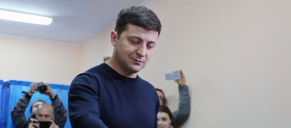 Кандидат в президенты Украины, актер Владимир Зеленский во время голосования на президентских выборах на одном из избирательных участков Киева Кандидат в президенты Украины, актер Владимир Зеленский во время голосования на президентских выборах на одном из избирательных участков Киева - Sputnik Азербайджан