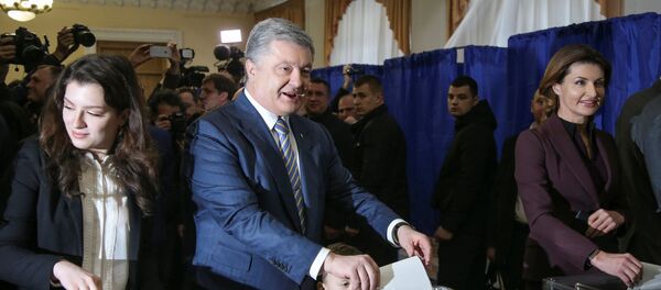 Президент Украины и кандидат в президенты Петр Порошенко и члены его семьи, жена Марина, дочь Евгения и внук Петр голосуют на избирательном участке во время президентских выборов в Киеве, Украина, 31 марта 2019 года Президент Украины и кандидат в президенты Петр Порошенко и члены его семьи, жена Марина, дочь Евгения и внук Петр голосуют на избирательном участке во время президентских выборов в Киеве, Украина, 31 марта 2019 года - Sputnik Азербайджан