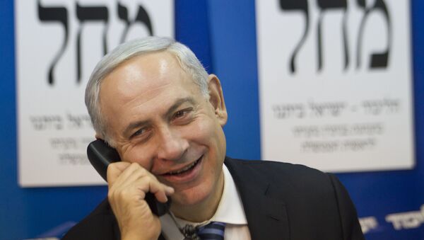 Премьер-министр Израиля Биньямин Нетаньяху разговаривает по телефону - Sputnik Азербайджан