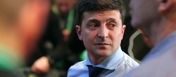Кандидат в президенты Украины, актер Владимир Зеленский в своем избирательном штабе в Киеве Кандидат в президенты Украины, актер Владимир Зеленский в своем избирательном штабе в Киеве - Sputnik Азербайджан