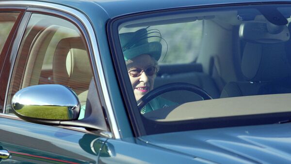 Королева Елизавета отправляется в своем Ягуаре из Гвардейского Поло Клуба в Виндзор-Грейт-Парк - Sputnik Азербайджан